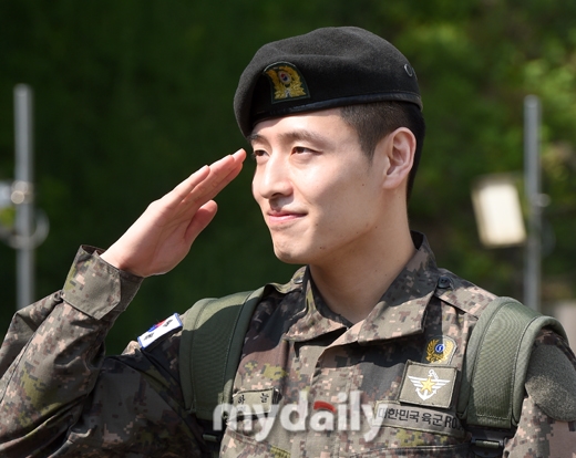 Kang Ha Neul xuất ngũ cùng 'nụ cười tỏa nắng' của niềm hạnh phúc