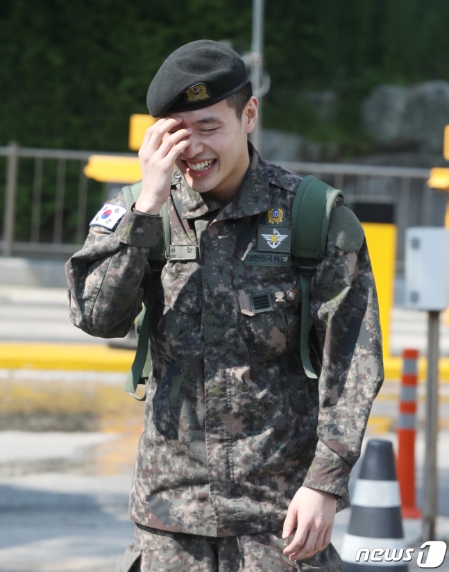 Kang Ha Neul xuất ngũ cùng 'nụ cười tỏa nắng' của niềm hạnh phúc