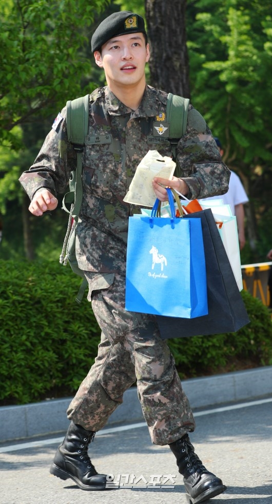 Kang Ha Neul xuất ngũ cùng 'nụ cười tỏa nắng' của niềm hạnh phúc