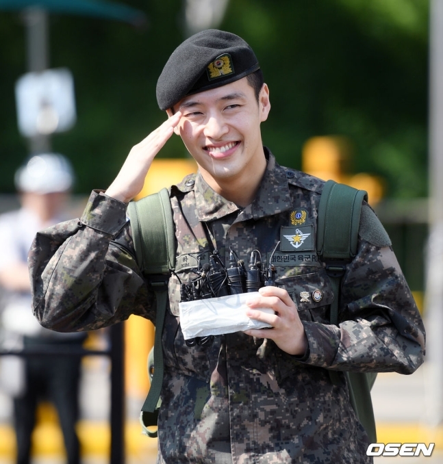 Kang Ha Neul xuất ngũ cùng 'nụ cười tỏa nắng' của niềm hạnh phúc
