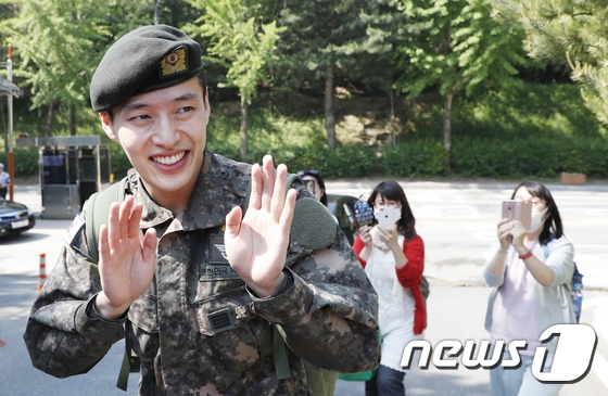 Kang Ha Neul xuất ngũ cùng 'nụ cười tỏa nắng' của niềm hạnh phúc