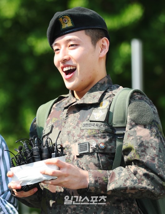 Kang Ha Neul xuất ngũ cùng 'nụ cười tỏa nắng' của niềm hạnh phúc