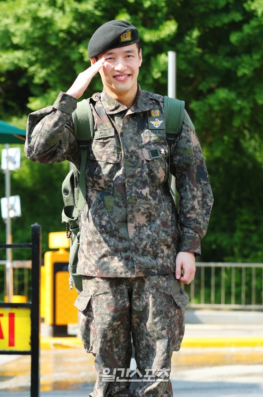 Kang Ha Neul xuất ngũ cùng 'nụ cười tỏa nắng' của niềm hạnh phúc