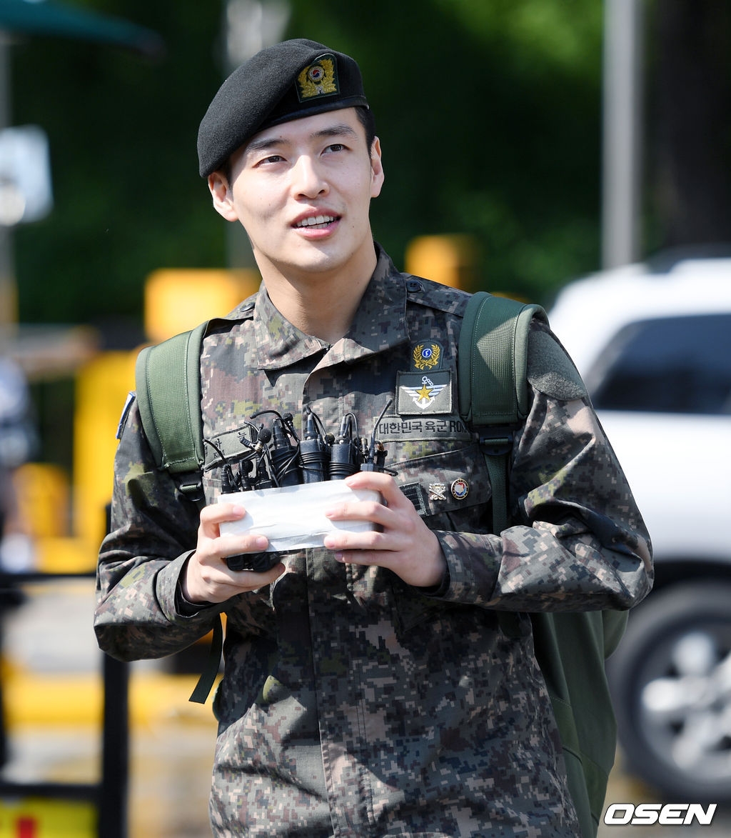Kang Ha Neul xuất ngũ cùng 'nụ cười tỏa nắng' của niềm hạnh phúc