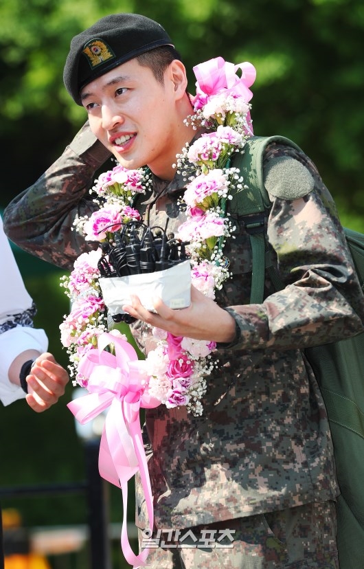 Kang Ha Neul xuất ngũ cùng 'nụ cười tỏa nắng' của niềm hạnh phúc