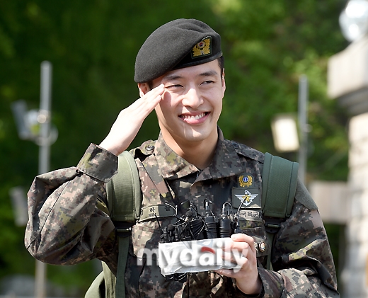Kang Ha Neul xuất ngũ cùng 'nụ cười tỏa nắng' của niềm hạnh phúc