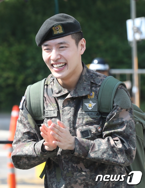 Kang Ha Neul xuất ngũ cùng 'nụ cười tỏa nắng' của niềm hạnh phúc