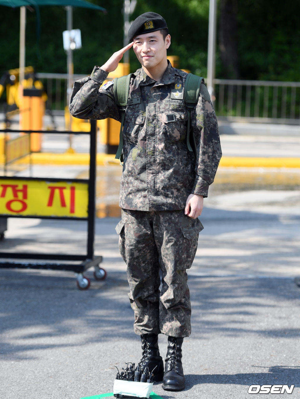 Kang Ha Neul xuất ngũ cùng 'nụ cười tỏa nắng' của niềm hạnh phúc