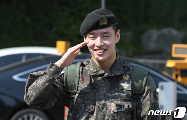 Kang Ha Neul xuất ngũ cùng 'nụ cười tỏa nắng' của niềm hạnh phúc