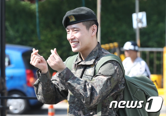 Kang Ha Neul xuất ngũ cùng 'nụ cười tỏa nắng' của niềm hạnh phúc
