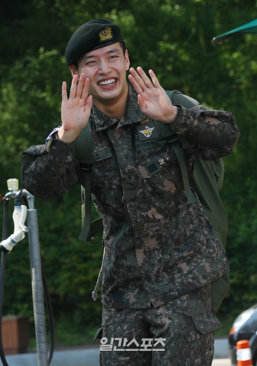 Kang Ha Neul xuất ngũ cùng 'nụ cười tỏa nắng' của niềm hạnh phúc
