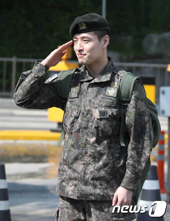 Kang Ha Neul xuất ngũ cùng 'nụ cười tỏa nắng' của niềm hạnh phúc