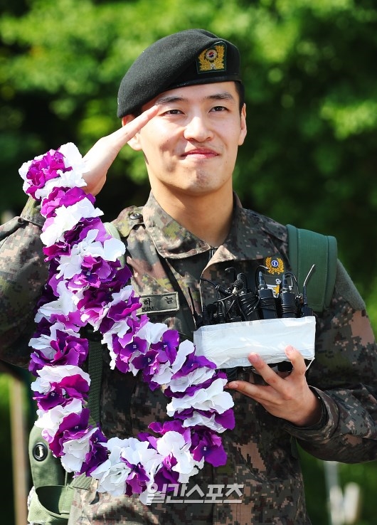 Kang Ha Neul xuất ngũ cùng 'nụ cười tỏa nắng' của niềm hạnh phúc