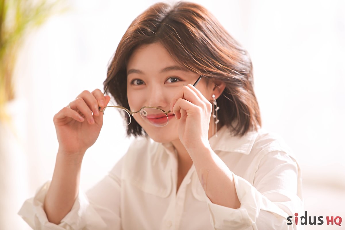 Kim Yoo Jung xinh đẹp dịu dàng trong bộ ảnh hậu trường quay MV