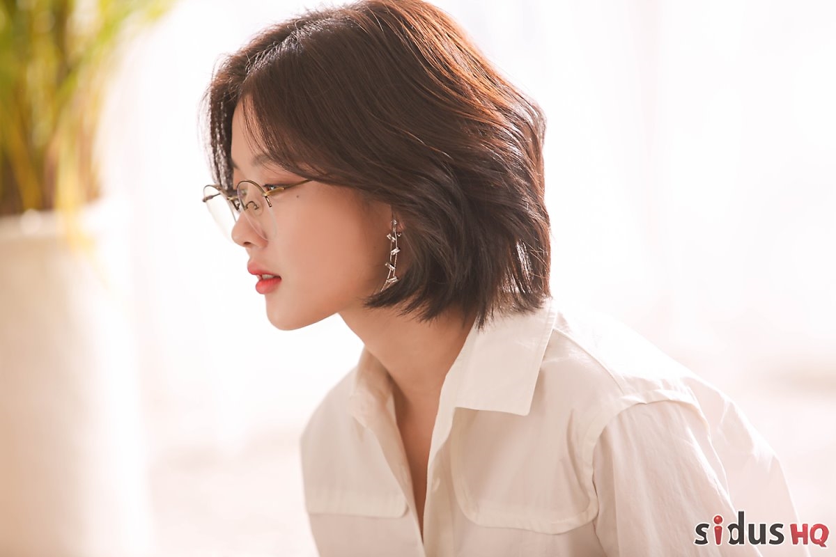 Kim Yoo Jung xinh đẹp dịu dàng trong bộ ảnh hậu trường quay MV
