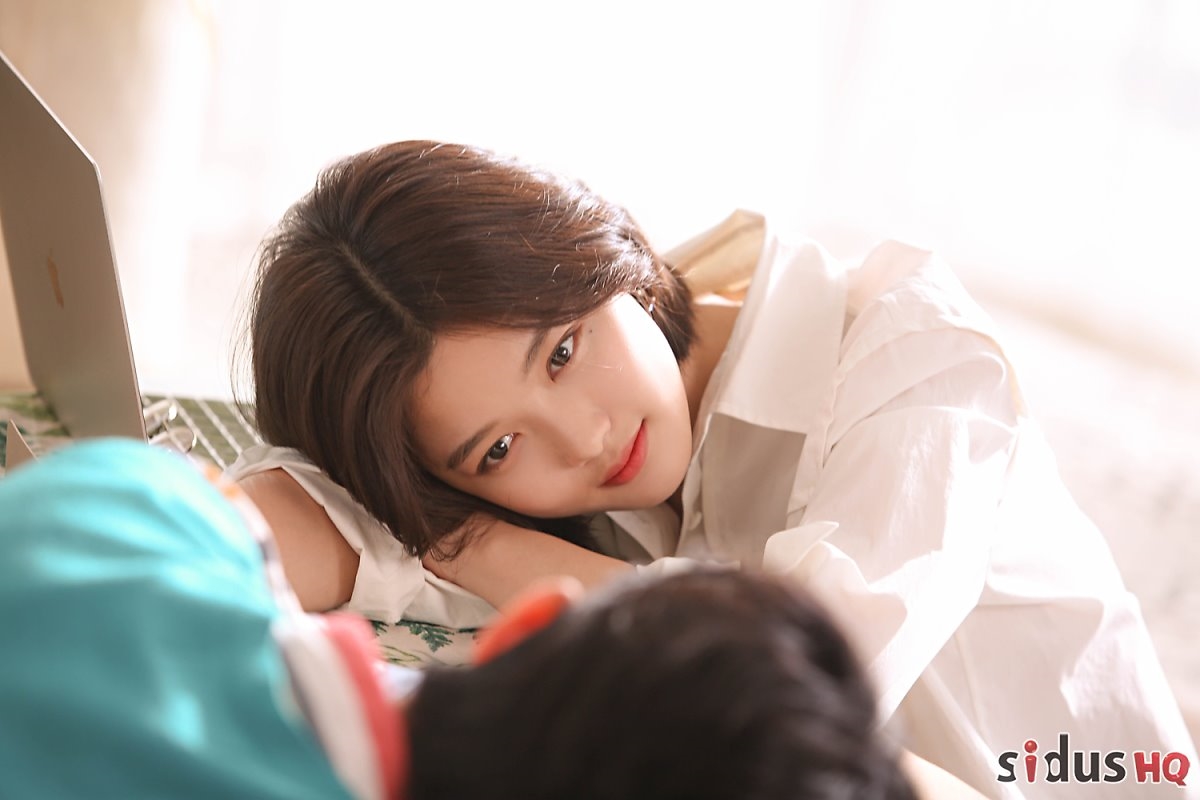 Kim Yoo Jung xinh đẹp dịu dàng trong bộ ảnh hậu trường quay MV