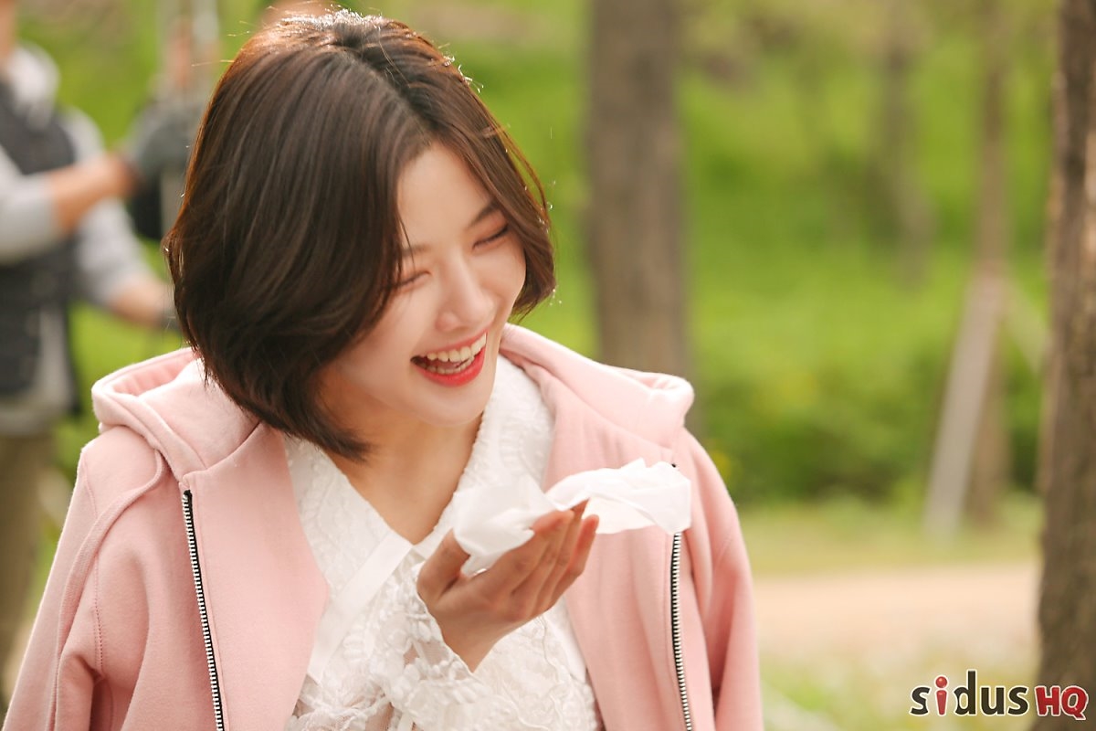 Kim Yoo Jung xinh đẹp dịu dàng trong bộ ảnh hậu trường quay MV