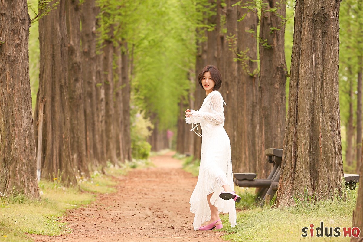 Kim Yoo Jung xinh đẹp dịu dàng trong bộ ảnh hậu trường quay MV