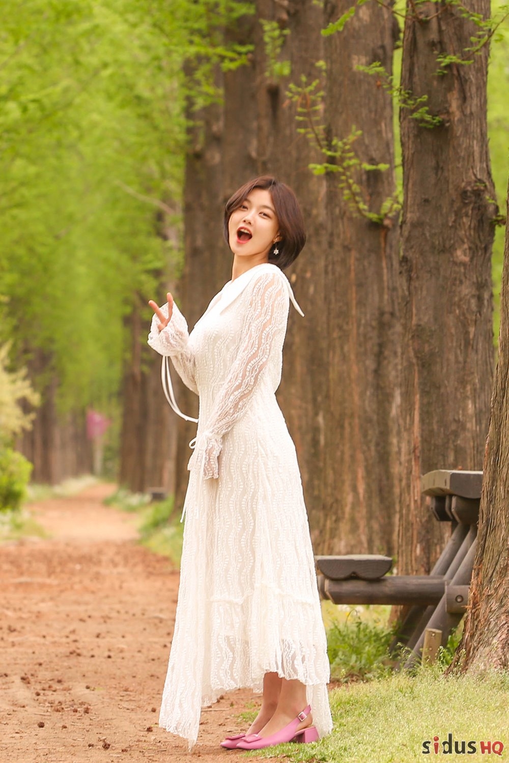 Kim Yoo Jung xinh đẹp dịu dàng trong bộ ảnh hậu trường quay MV