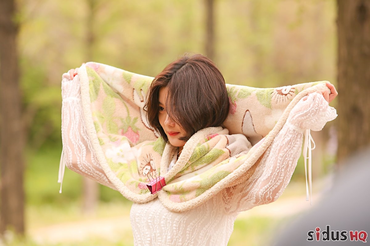 Kim Yoo Jung xinh đẹp dịu dàng trong bộ ảnh hậu trường quay MV