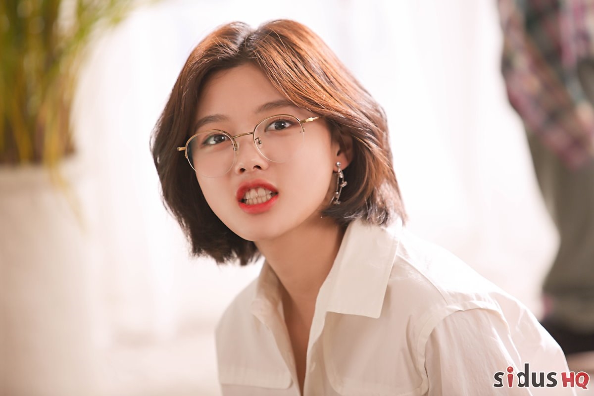 Kim Yoo Jung xinh đẹp dịu dàng trong bộ ảnh hậu trường quay MV