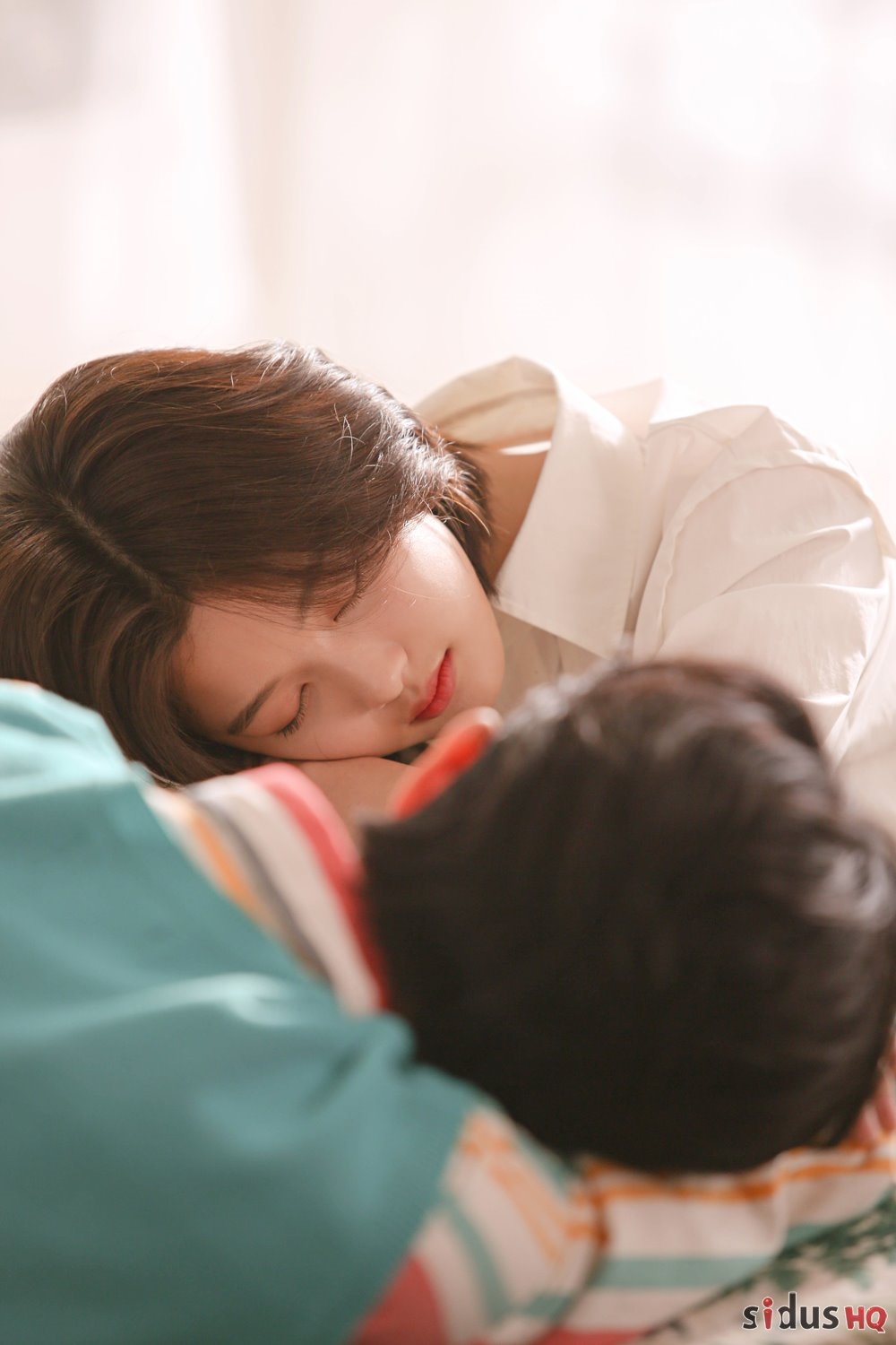Kim Yoo Jung xinh đẹp dịu dàng trong bộ ảnh hậu trường quay MV