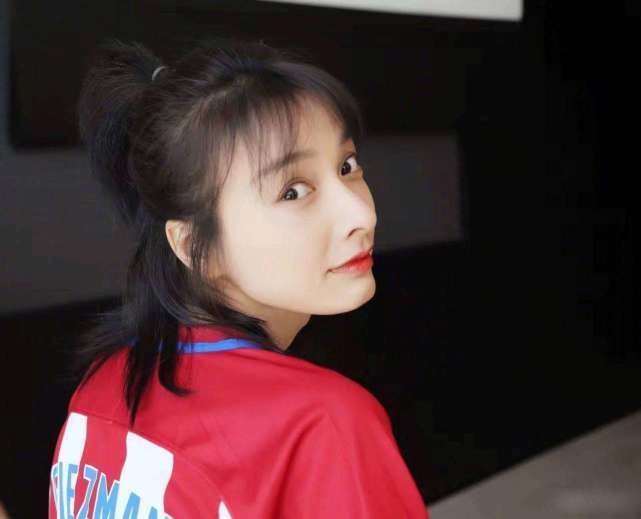 Ngô Hân bị netizen chửi sấp mặt vì bán gấu bông Chung Hán Lương tặng
