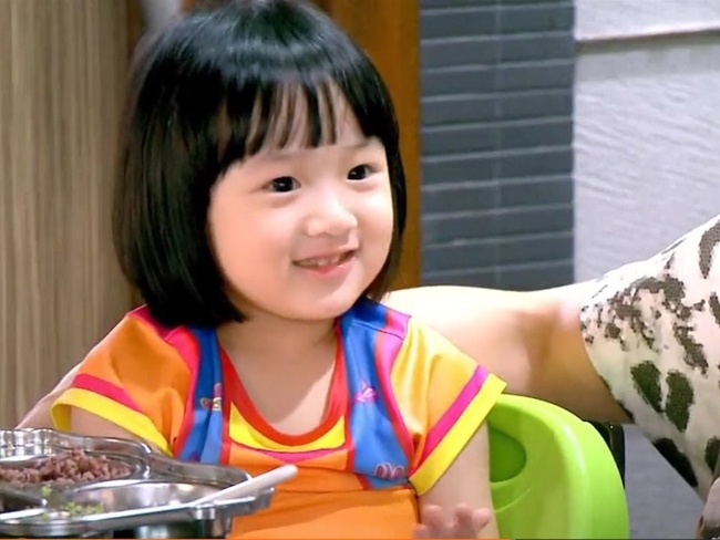 Con gái NeiNei của Ngô Tôn gây bão vì càng lớn càng xinh đẹp