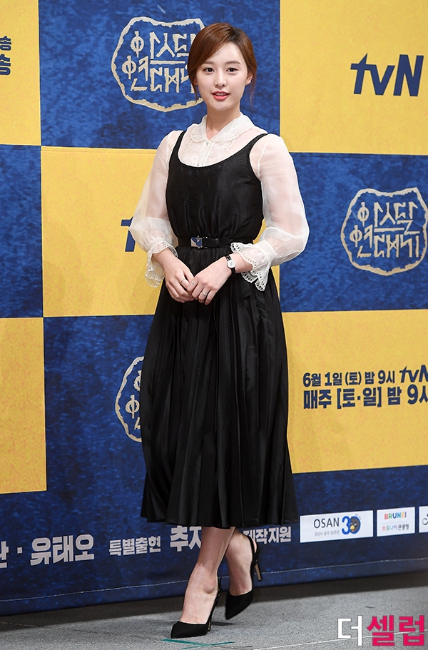 Kim Ji Won tỏa sáng và xinh đẹp như tiên nữ trong họp báo phim mới