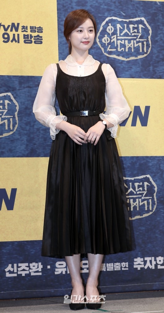 Kim Ji Won tỏa sáng và xinh đẹp như tiên nữ trong họp báo phim mới