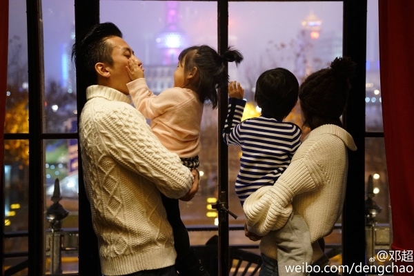Tôn Lệ - Đặng Siêu: Vợ đi làm kiếm tiền, chồng ở nhà chăm con cắm hoa