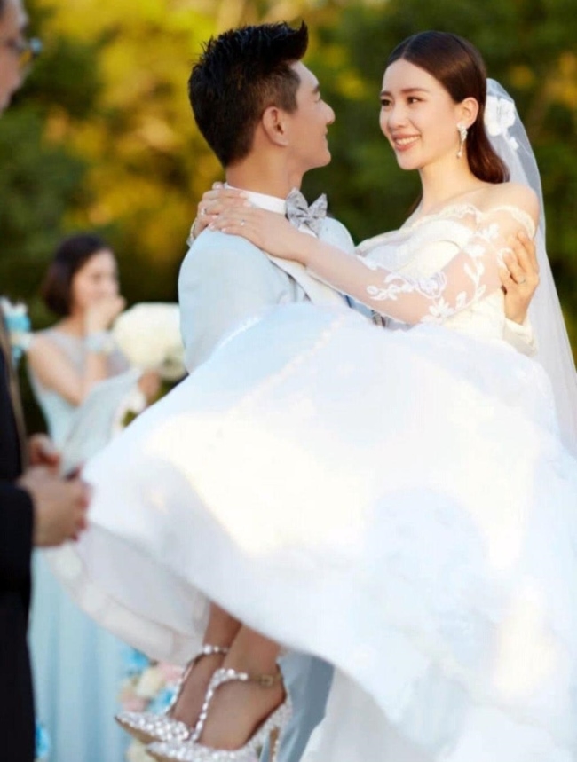 Ngô Kỳ Long quá keo kiệt, Lưu Thi Thi vì chồng mà bị trầm cảm?