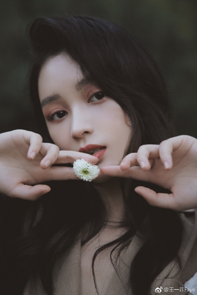 Mỹ nhân Hương Mật Tựa Khói Sương bị ném đá vì phản bội Dương Mịch
