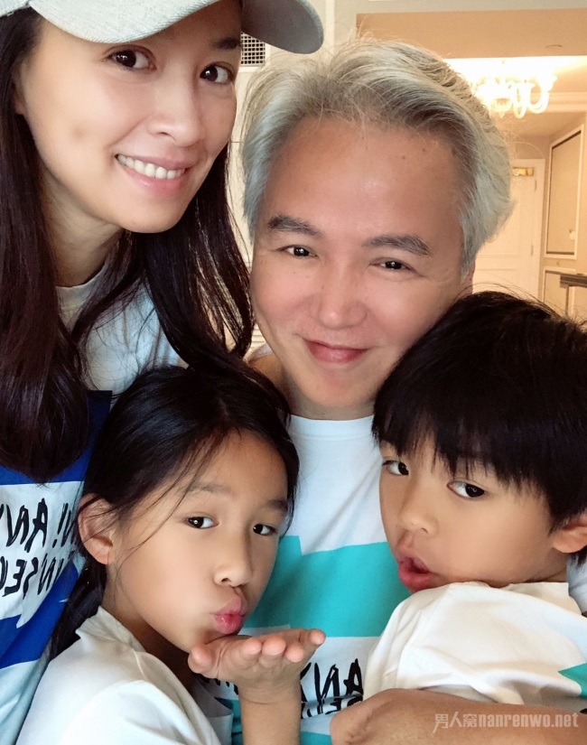 Trương Đình chụp ảnh với chồng lại bị mỉa mai là 'bà ngoại và cháu'