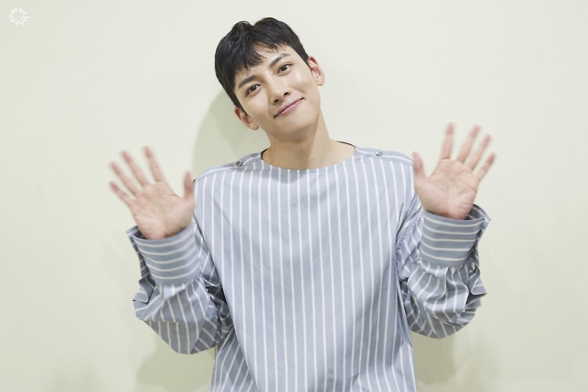 Ji Chang Wook tung loạt ảnh Fanmeeting mới hậu xuất ngũ đẹp như tranh