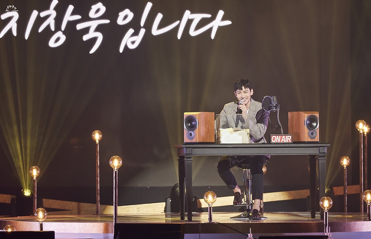 Ji Chang Wook tung loạt ảnh Fanmeeting mới hậu xuất ngũ đẹp như tranh