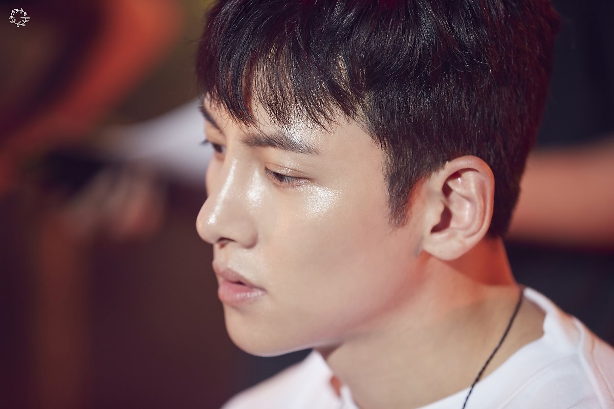 Ji Chang Wook tung loạt ảnh Fanmeeting mới hậu xuất ngũ đẹp như tranh