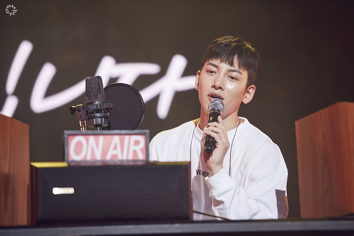 Ji Chang Wook tung loạt ảnh Fanmeeting mới hậu xuất ngũ đẹp như tranh