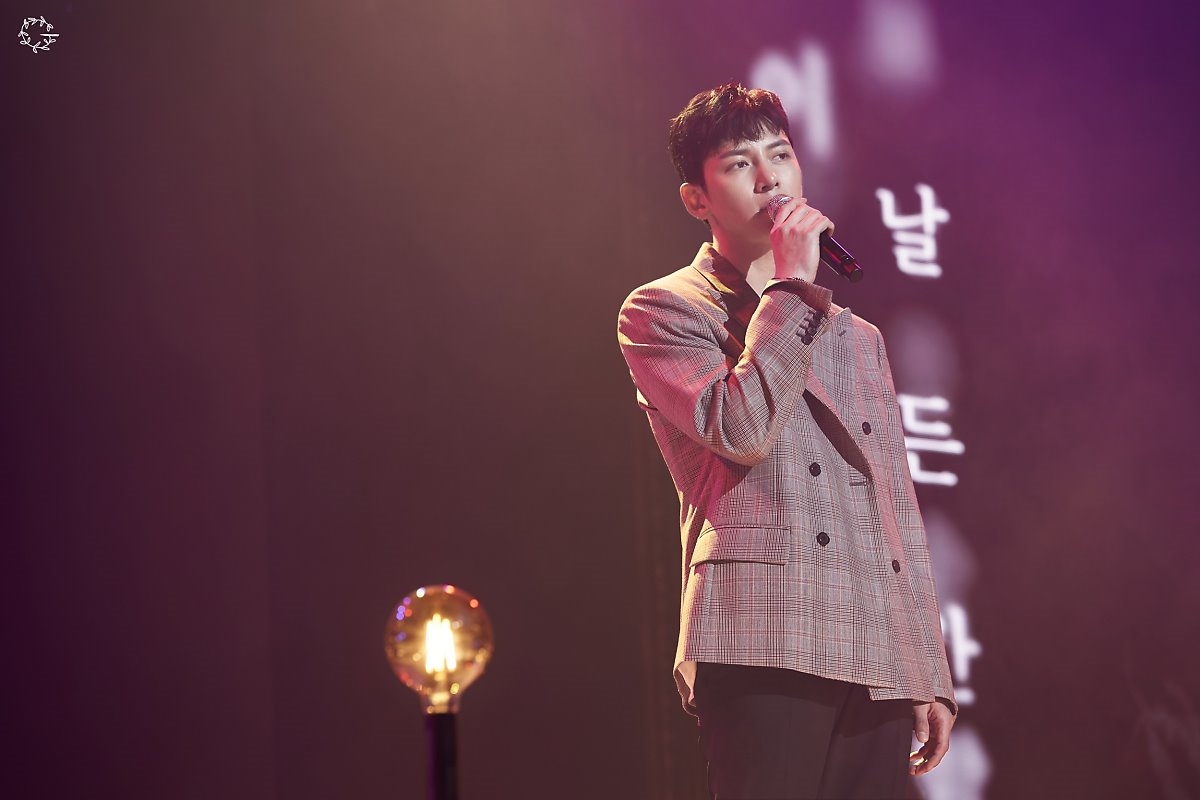Ji Chang Wook tung loạt ảnh Fanmeeting mới hậu xuất ngũ đẹp như tranh