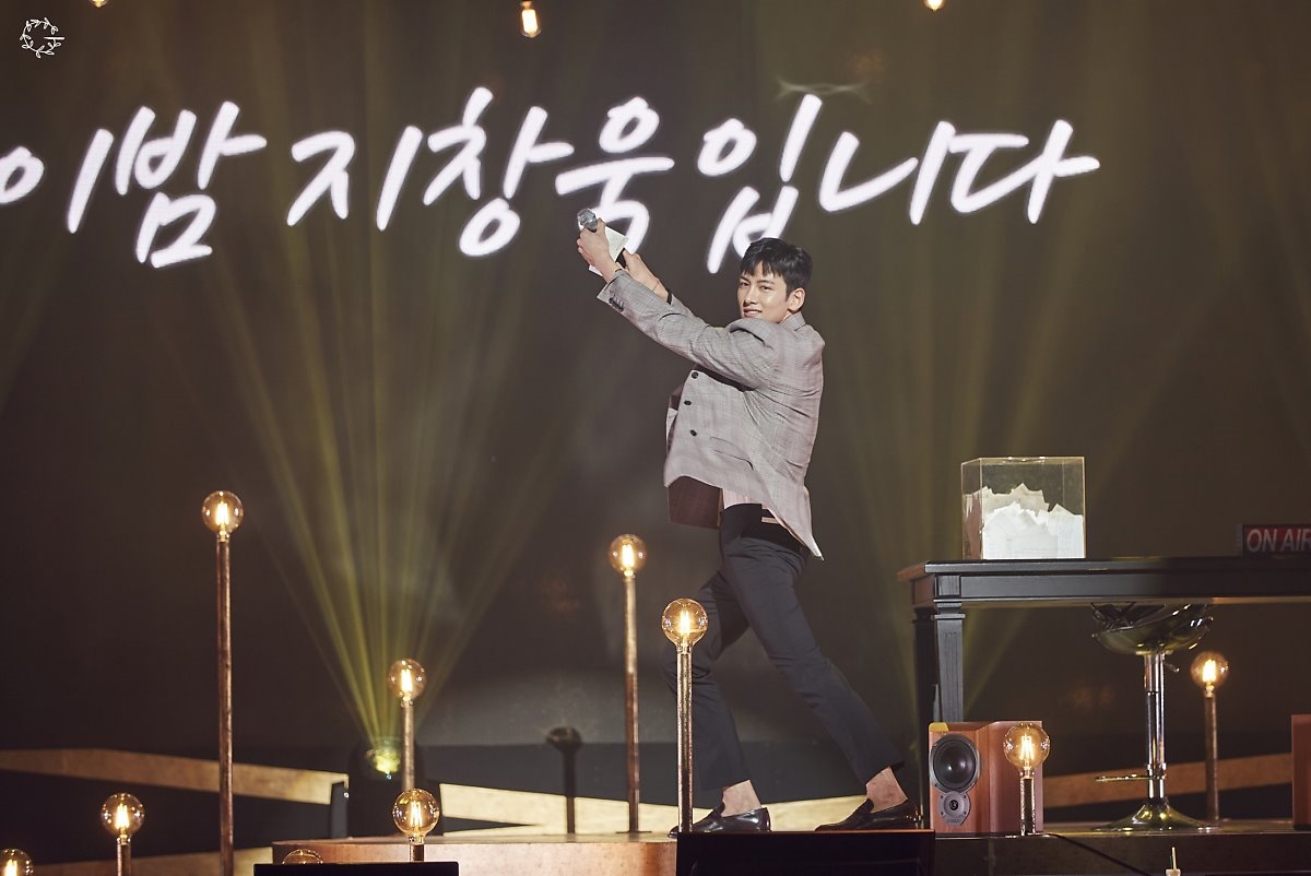 Ji Chang Wook tung loạt ảnh Fanmeeting mới hậu xuất ngũ đẹp như tranh