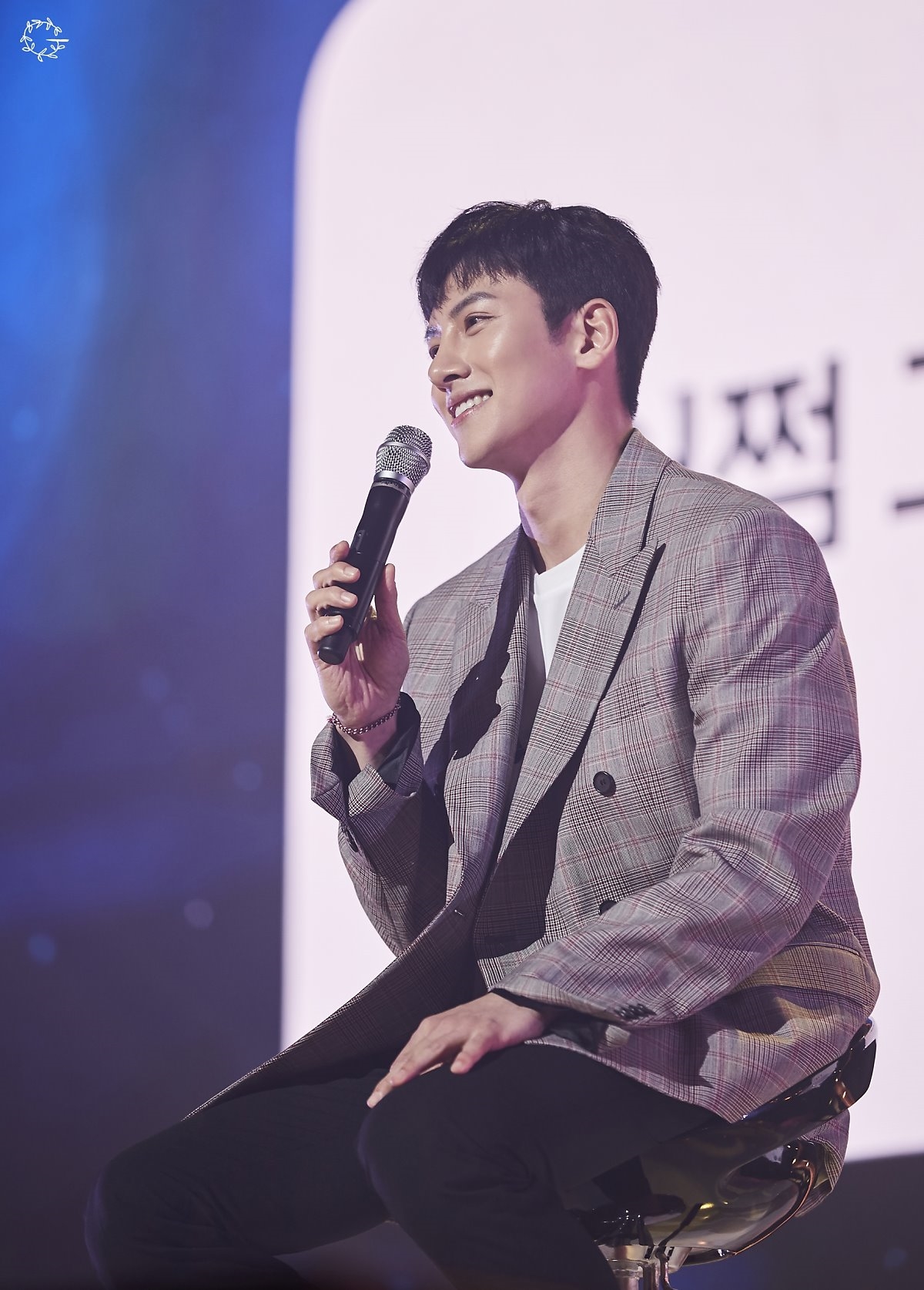 Ji Chang Wook tung loạt ảnh Fanmeeting mới hậu xuất ngũ đẹp như tranh