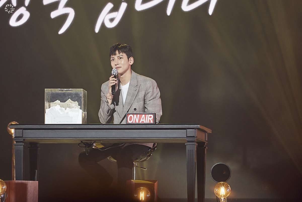 Ji Chang Wook tung loạt ảnh Fanmeeting mới hậu xuất ngũ đẹp như tranh