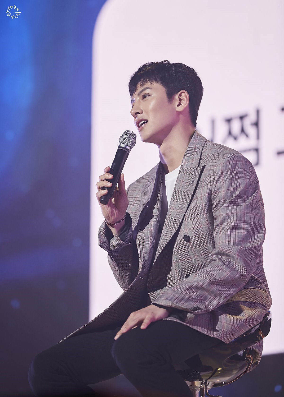 Ji Chang Wook tung loạt ảnh Fanmeeting mới hậu xuất ngũ đẹp như tranh