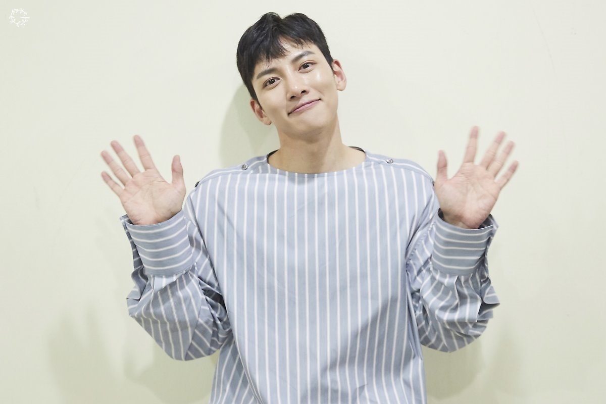Ji Chang Wook tung loạt ảnh Fanmeeting mới hậu xuất ngũ đẹp như tranh