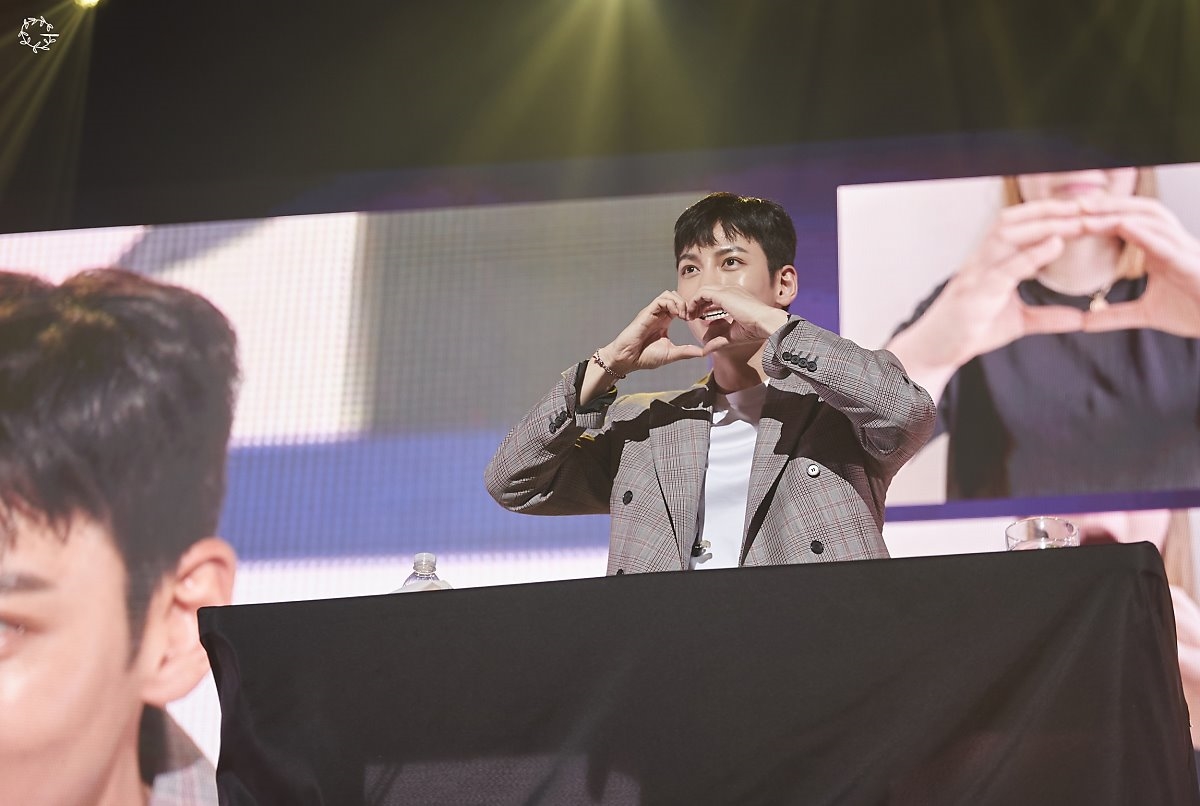 Ji Chang Wook tung loạt ảnh Fanmeeting mới hậu xuất ngũ đẹp như tranh