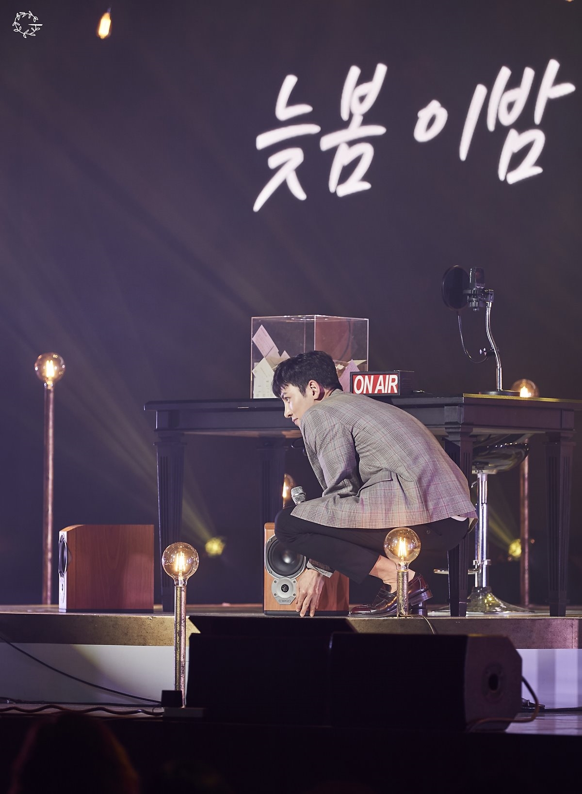 Ji Chang Wook tung loạt ảnh Fanmeeting mới hậu xuất ngũ đẹp như tranh