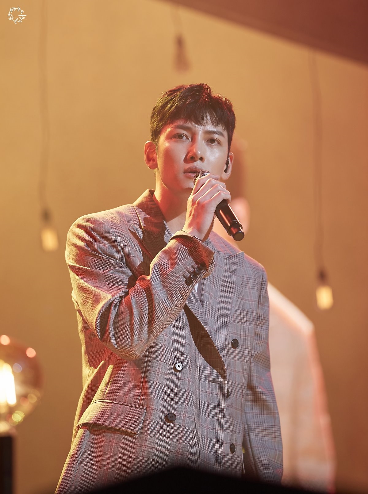 Ji Chang Wook tung loạt ảnh Fanmeeting mới hậu xuất ngũ đẹp như tranh