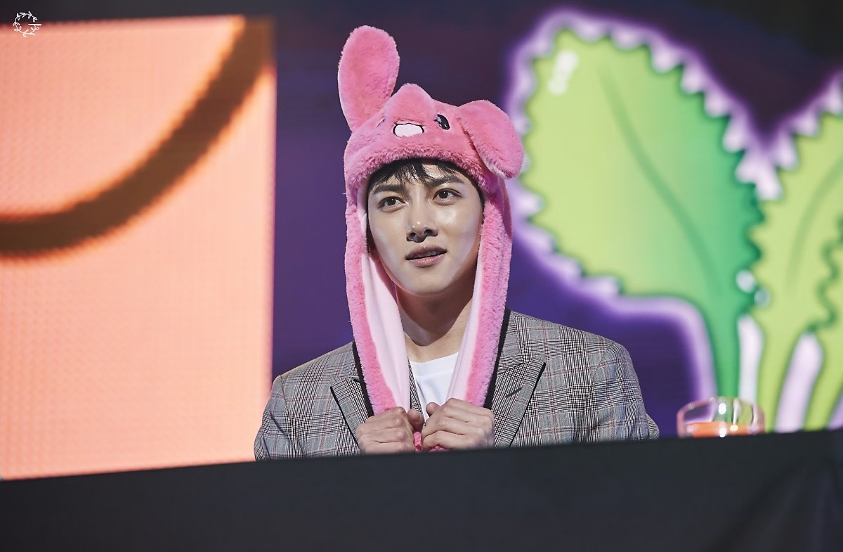Ji Chang Wook tung loạt ảnh Fanmeeting mới hậu xuất ngũ đẹp như tranh