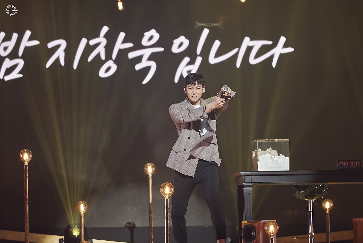Ji Chang Wook tung loạt ảnh Fanmeeting mới hậu xuất ngũ đẹp như tranh