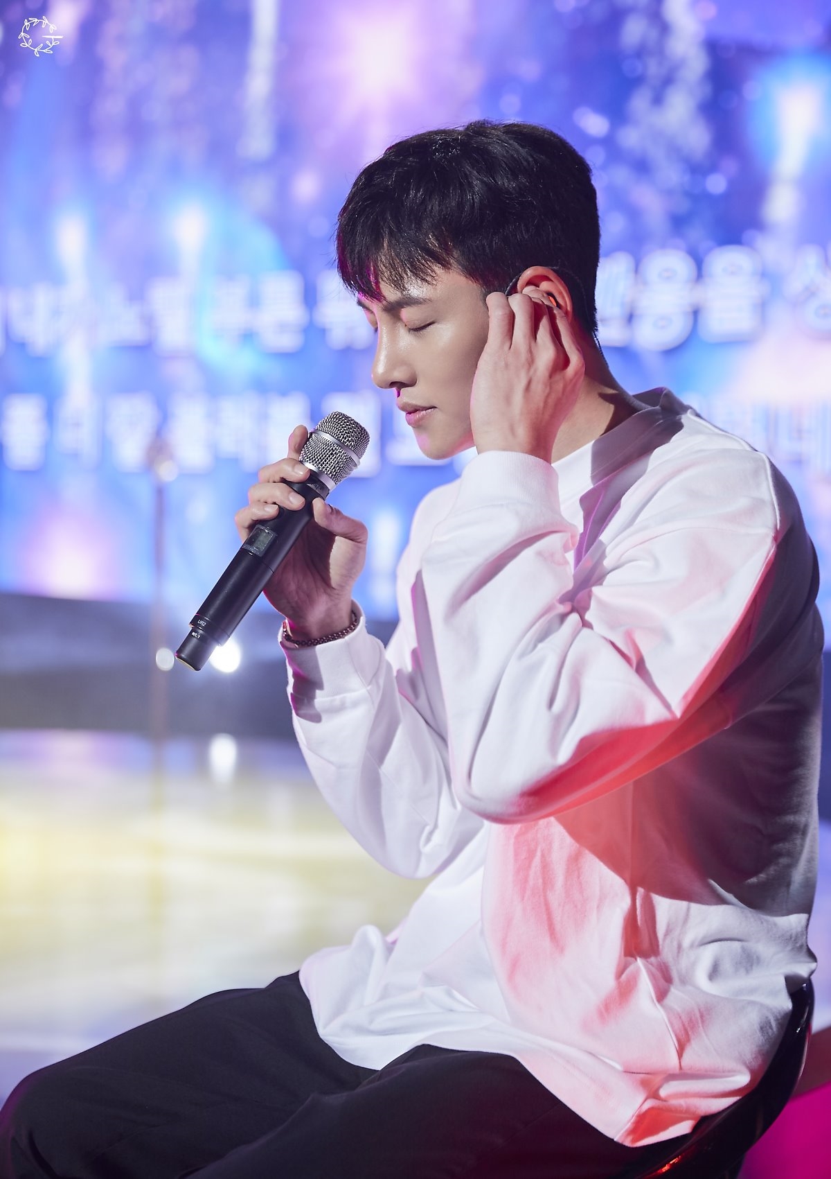 Ji Chang Wook tung loạt ảnh Fanmeeting mới hậu xuất ngũ đẹp như tranh